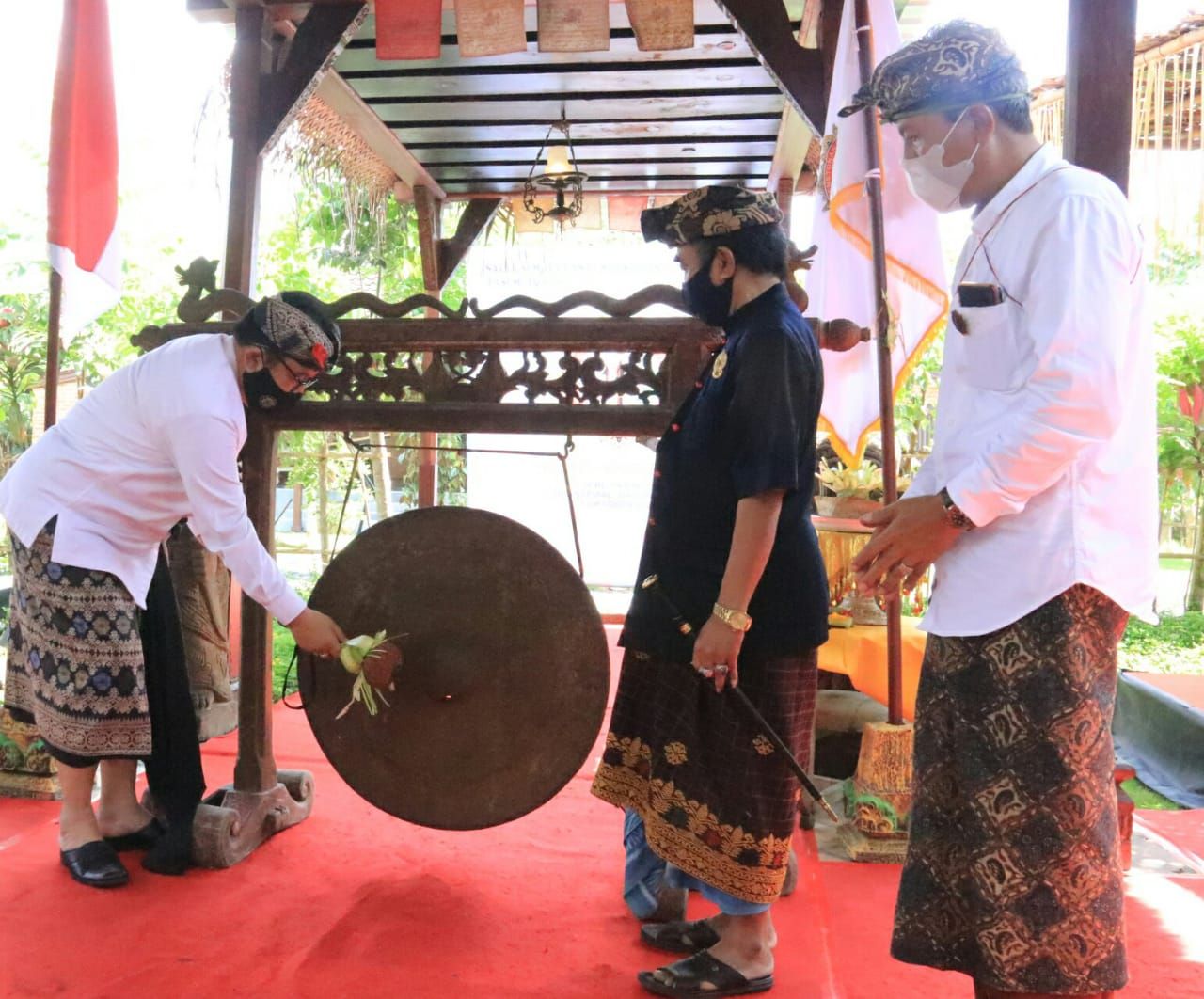 podiumnews.com-Pengukuhan Pasemetonan Ageng Trah Arya Kuthawaringin, Cok Ace Ingatkan Spirit Sapu Lidi